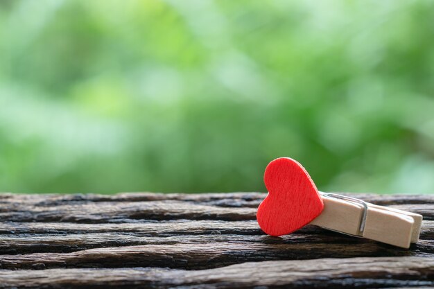 Rood hart houten paperclips. Ideaal voor Valentijnsdag, liefde en relatie