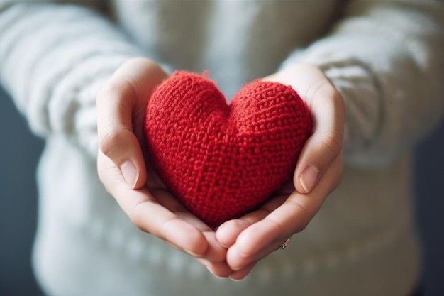 Rood hart in de hand van vrouwen