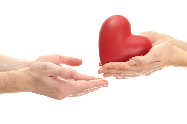 Rood hart in handen van vrouw en man, geïsoleerd op wit