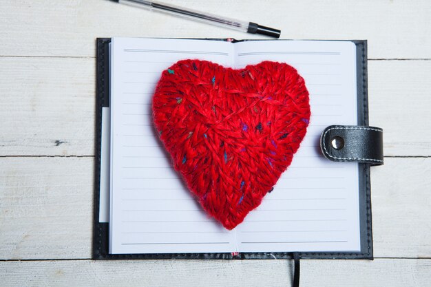 Rood hart met notitieboekje en pen