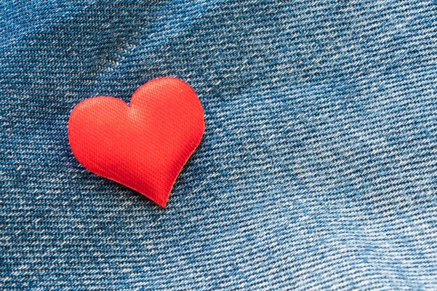 Rood hart op denim achtergrond