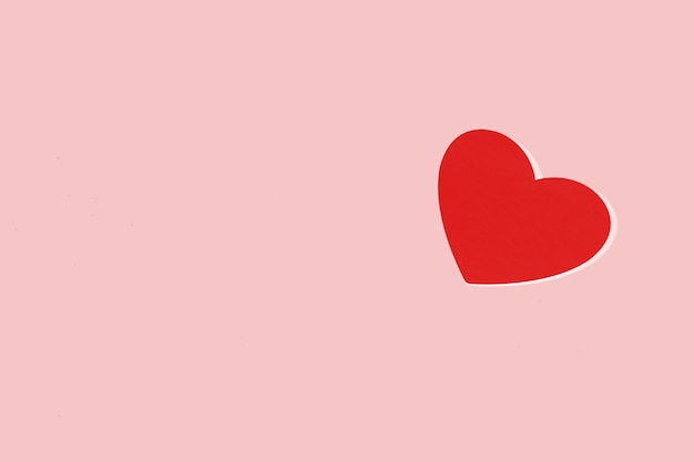 Foto rood hart op een roze achtergrond. valentijnsdag. abstracte liefdesfoto