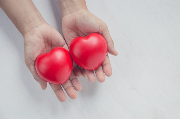 Rood hart op meisjeshand