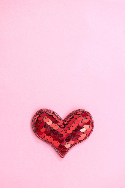 Rood hart op roze papier. verticale foto