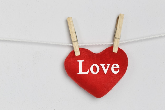 Rood hart opknoping op een touw en liefde tekst.