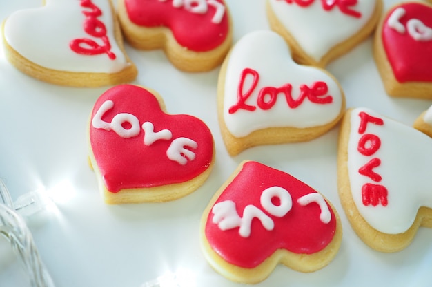 Rood hartkoekje in liefde op valentijnskaartdag.