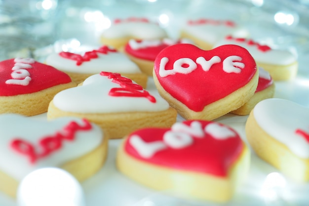 Rood hartkoekje in liefde op valentijnskaartdag.