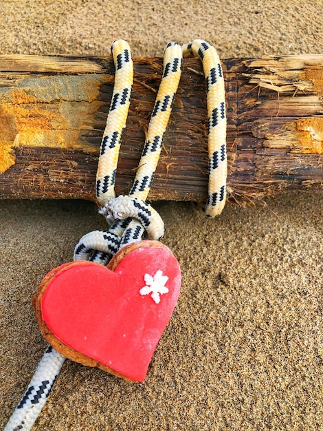 Rood hartvormig koekje op een strand