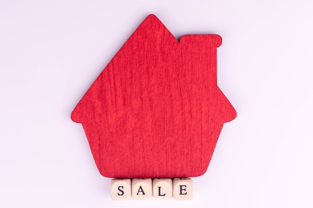 Rood houten huis en de inscriptie is te koop