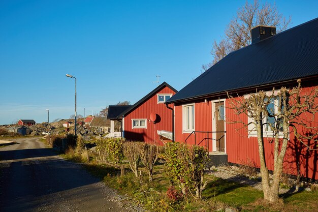 Rood huis aan zee in de Oostzee in saaie kleuren in de herfst