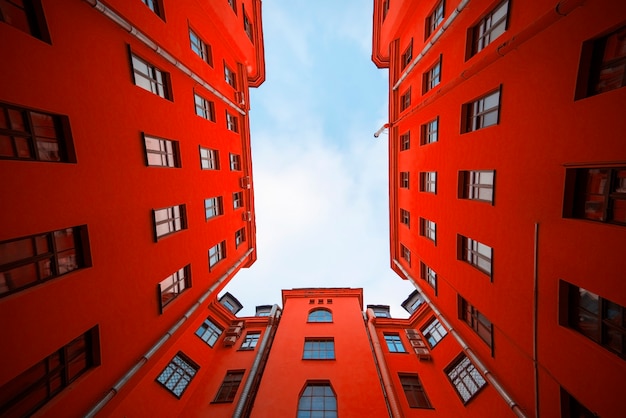 Rood huis met woonappartementen