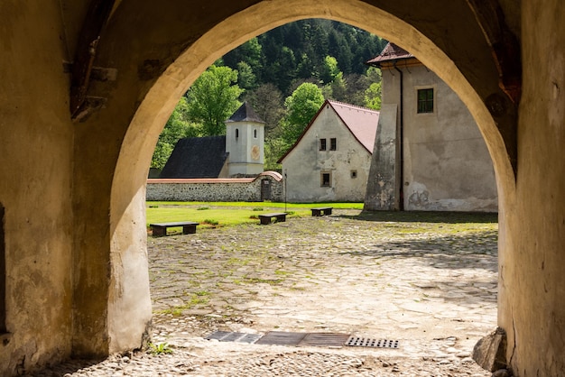 Rood klooster in Slowakije Pieniny-gebergte Architectuur en monumenten