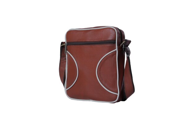 Rood lederen casual sling bag geïsoleerd op een witte achtergrond.