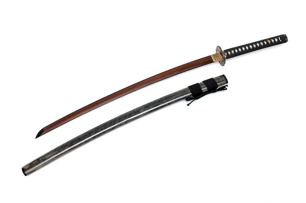 Foto rood lemmet japans zwaard zwart snoer met glimmende ray huid gewikkelde schede
