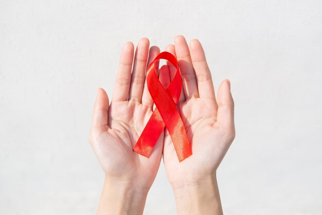 Foto rood lint op de handen wereld aidsdag