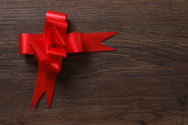 Rood lint op houten tafel.