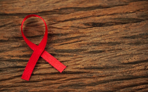 rood lint op houten vloer Gezondheidszorg en medisch concept Wereld Aids Dag