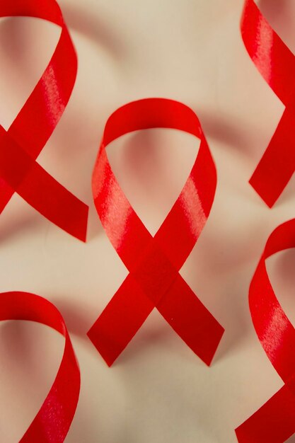 Rood lint op witte achtergrond wereld aids dag bewustzijn