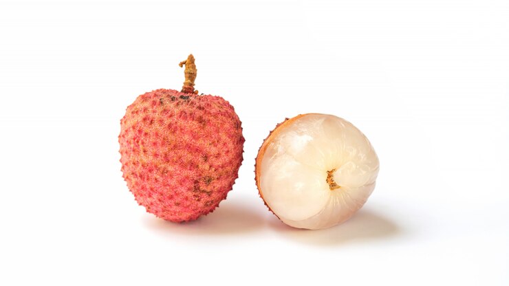 Rood litchifruit op een witte achtergrond.