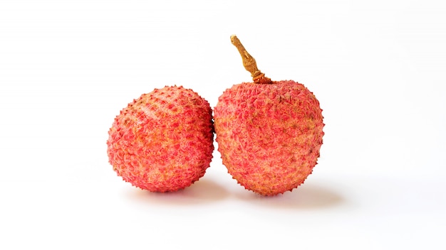 Rood litchifruit op een witte achtergrond.