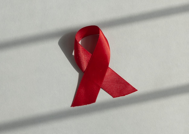 Rood medisch lint voor aids en hiv-dagbewustzijn gekrulde satijnen strik