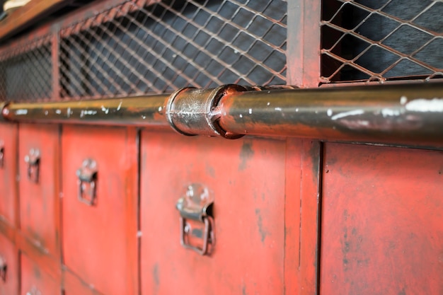 Rood metalen antiek noodkastje met deurgrepen