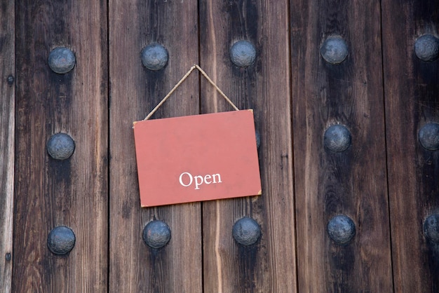 Foto rood open teken op houten deur