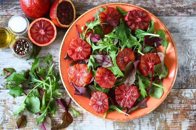 Rood oranje salade. Fitness eten. Veganistische salade.