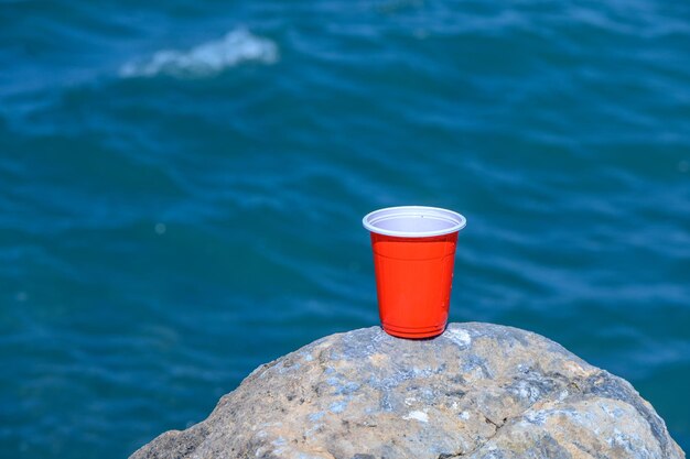 rood plastic glas op de achtergrond van het mediterrane strand 8