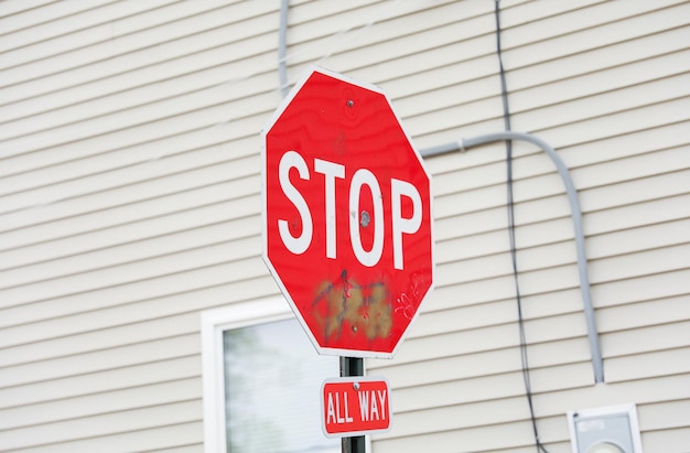 Rood stopbord betekent voorzichtigheid, veiligheidscontrole en de noodzaak om te pauzeren of te stoppen om te pr