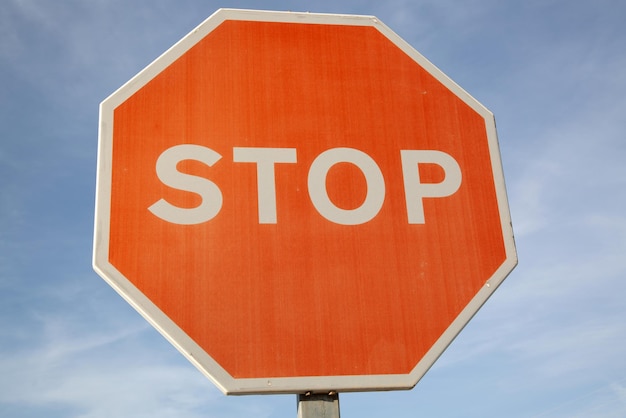 Rood stopbord tegen blauwe lucht