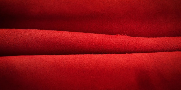 Rood suède gevouwen Suede als achtergrond met verlichting in het midden Macro foto