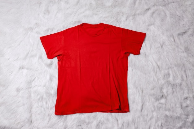 Rood t-shirtmodel op grijze achtergrond Plat lag tee-sjabloon