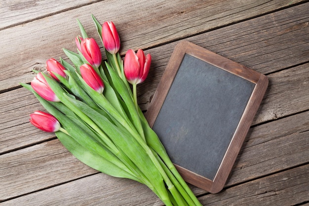 Rood tulpenboeket en bord