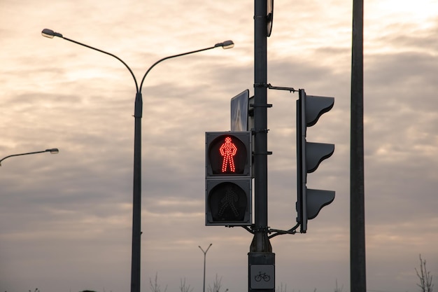 Rood verkeerslicht en verkeersborden tegen de lucht