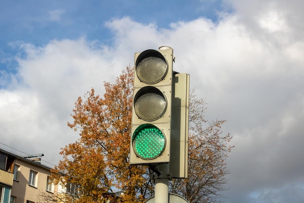 Rood verkeerslicht op grijze hemelachtergrond