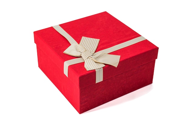 Foto rood verpakt geschenkdoosje met lintboog geïsoleerd op wit