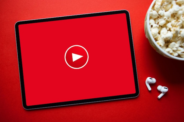 Rood video-afspeelpictogram op het scherm van het tabletconcept van het bekijken van online video's