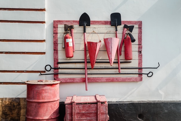 Rood vuurschild met brandblusgereedschap