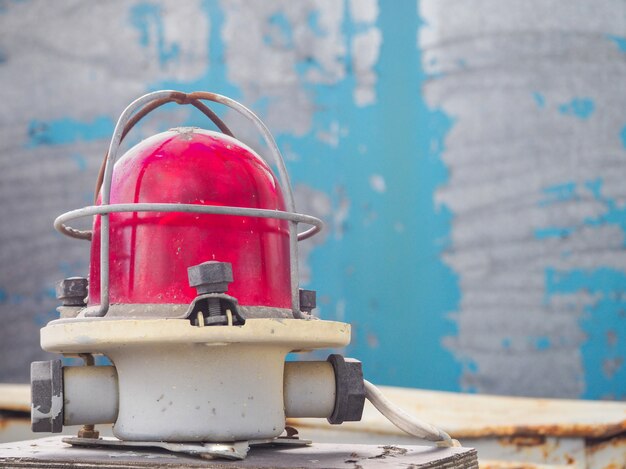 Rood waarschuwingslampje op een blauwe tafel