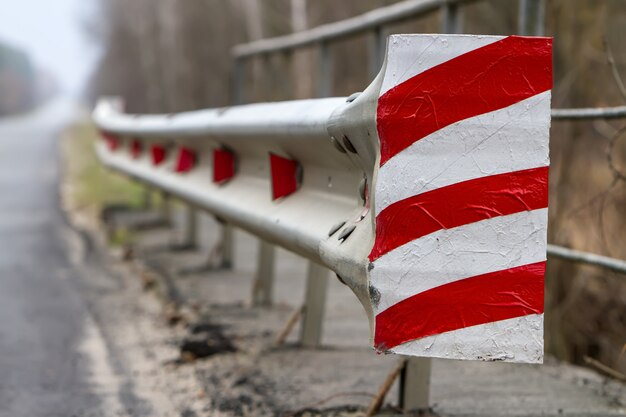 rood-wit hek met rood licht reflectoren langs de weg