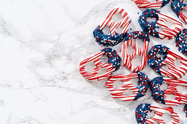 Rood-witte en blauwe met chocolade bedekte krakelingwendingen