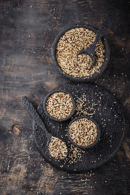 Foto rood witte en bruine quinoa
