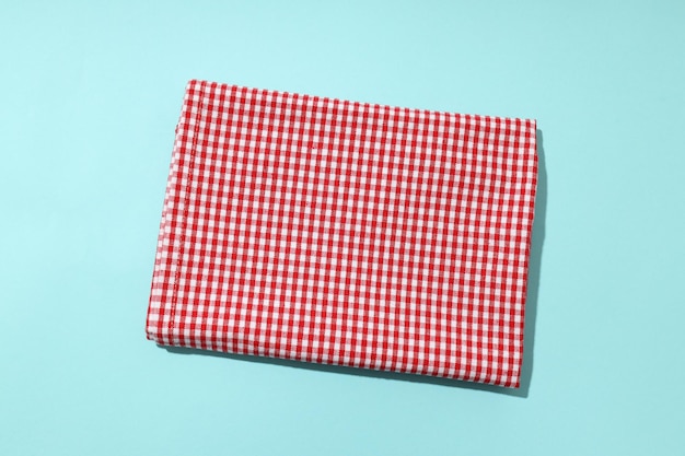 Rood-witte geruite tafeldoek op blauwe achtergrond