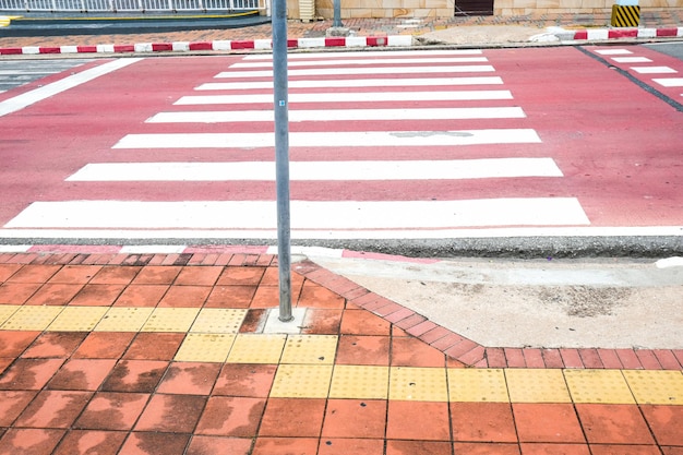 Rood zebrakruis op straat