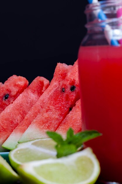 Rood zoet watermeloensap van rijpe watermeloenbessen