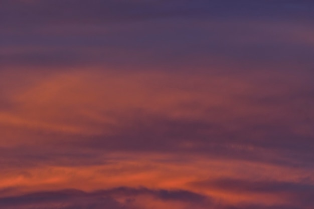 Roodachtige achtergronden van luchten bij zonsondergang