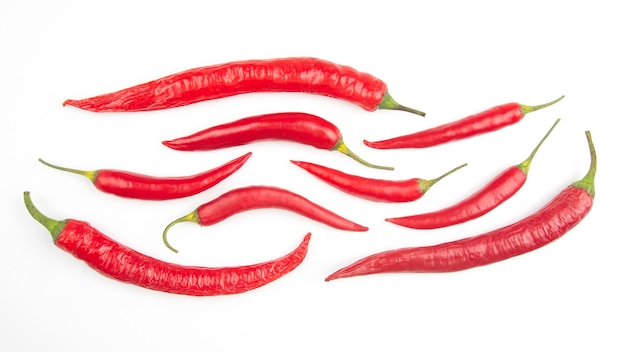 Roodgloeiende peper op wit