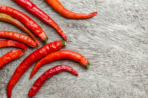 Roodgloeiende spaanse peper op hout