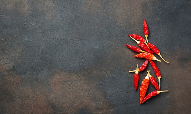 Roodgloeiende Spaanse peperpeper op roestige achtergrond